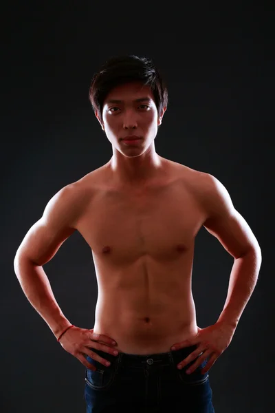 Schöner asiatischer Mann isoliert auf schwarzem Hintergrund — Stockfoto