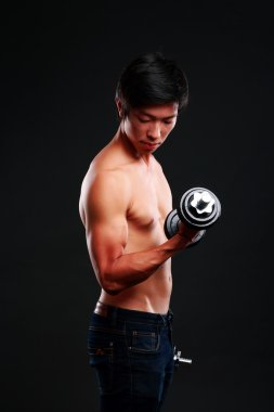 Asya yakışıklı siyah arka plan üzerinde