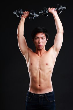 Asya yakışıklı siyah arka plan üzerinde