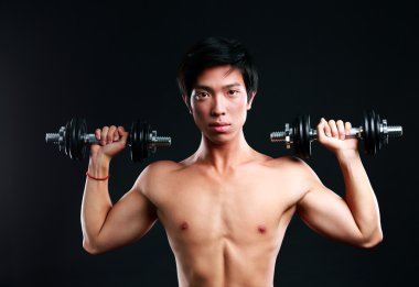 Asya yakışıklı siyah arka plan üzerinde