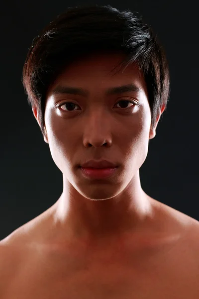 Schöner asiatischer Mann über schwarzen Hintergrund — Stockfoto