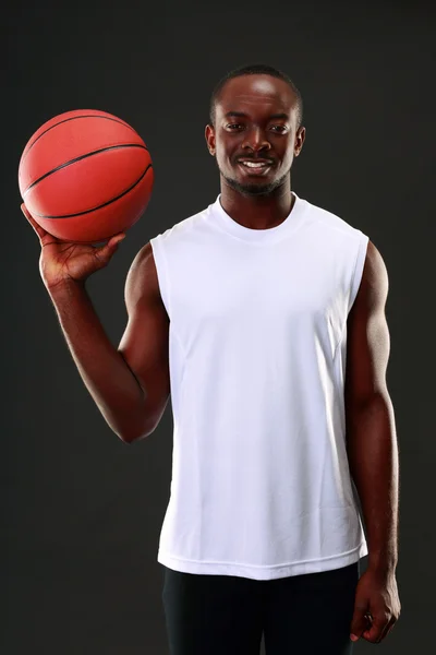 Guapo deportes africano hombre sobre negro fondo — Foto de Stock