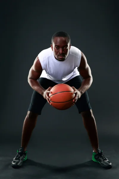 Bonito homem africano de esportes sobre fundo preto — Fotografia de Stock