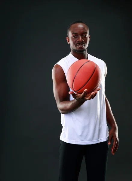 Bonito homem africano de esportes sobre fundo preto — Fotografia de Stock