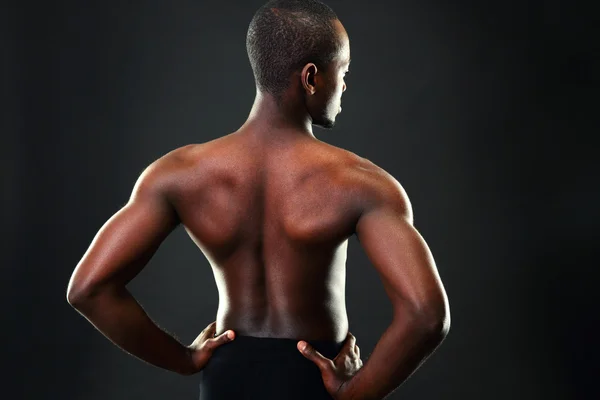 Schöner afrikanischer Sportmann mit schwarzem Hintergrund — Stockfoto