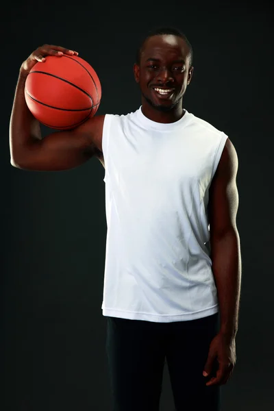 Guapo deportes africano hombre sobre negro fondo —  Fotos de Stock