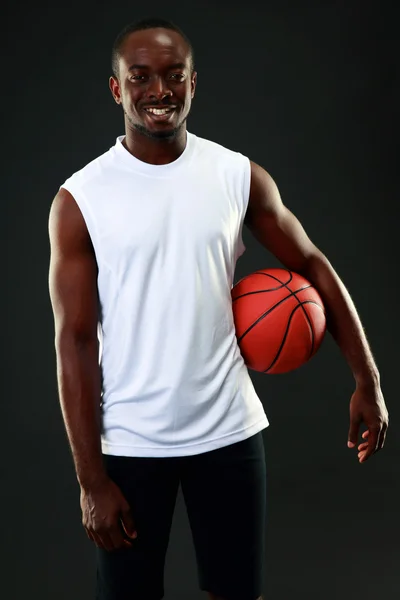 Guapo deportes africano hombre sobre negro fondo — Foto de Stock