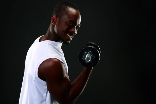 Serwis sportowy afrykańskiego człowieka na czarnym tle — Zdjęcie stockowe