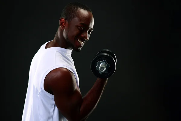 Guapo deportes africano hombre sobre negro fondo —  Fotos de Stock