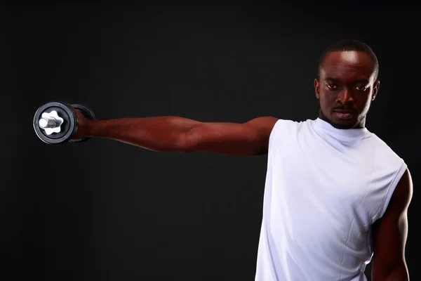 Guapo deportes africano hombre sobre negro fondo — Foto de Stock