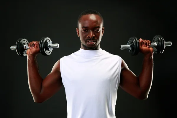 Bonito homem africano de esportes sobre fundo preto — Fotografia de Stock