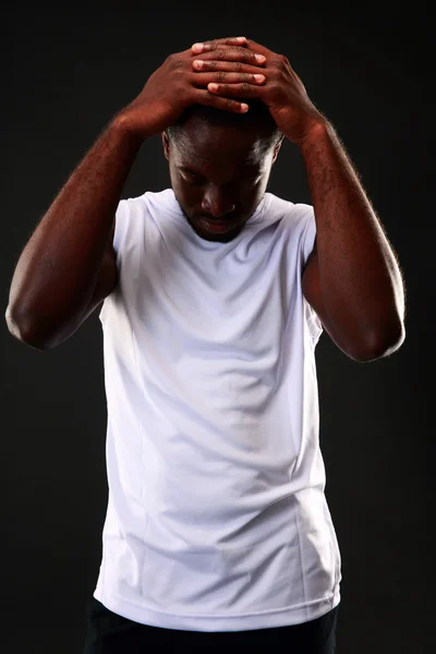 Guapo deportes africano hombre sobre negro fondo —  Fotos de Stock