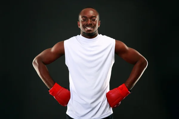 Guapo deportes africano hombre sobre negro fondo — Foto de Stock