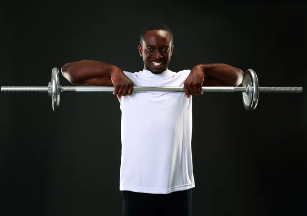 Bonito homem africano de esportes sobre fundo preto — Fotografia de Stock