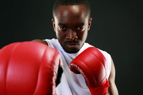 Guapo deportes africano hombre sobre negro fondo — Foto de Stock