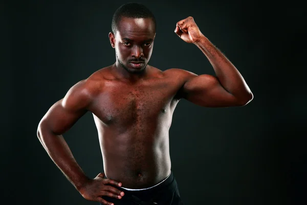 Guapo deportes africano hombre sobre negro fondo — Foto de Stock