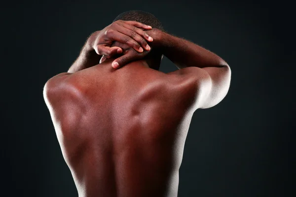 Bonito homem africano de esportes sobre fundo preto — Fotografia de Stock