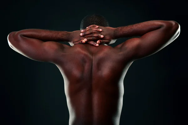 Schöner afrikanischer Sportmann mit schwarzem Hintergrund — Stockfoto