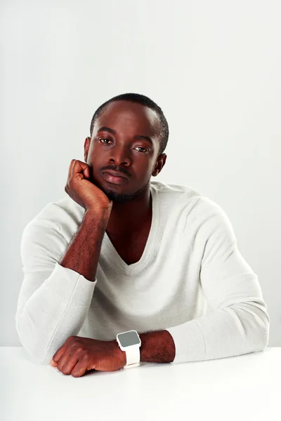 Retrato de un hombre africano guapo — Foto de Stock