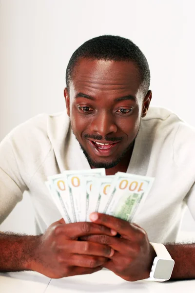 Retrato de um belo homem africano — Fotografia de Stock