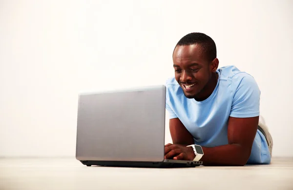 Retrato de um belo homem africano — Fotografia de Stock