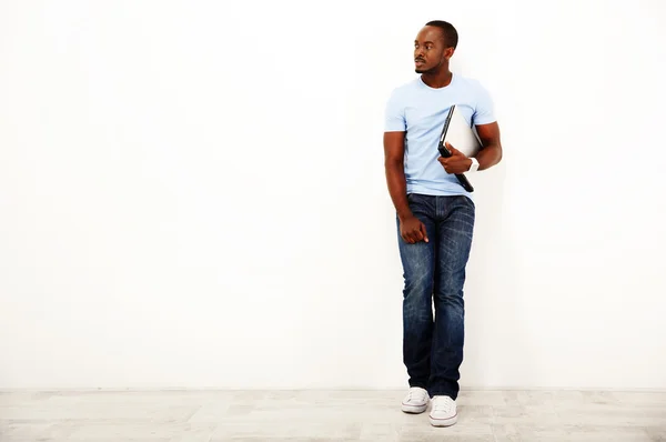 Retrato de um belo homem africano — Fotografia de Stock