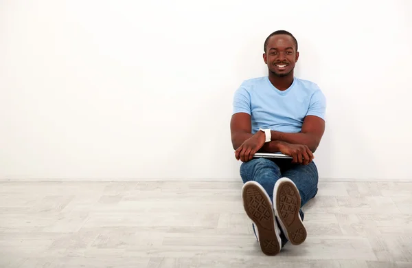 Retrato de un hombre africano guapo — Foto de Stock