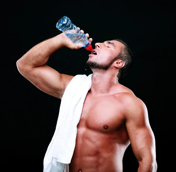 Hombre Hermoso Con La Botella De Agua Y De Toalla Que Tienen Una Rotura  Después De Entrenamiento En Gimnasio Imagen de archivo - Imagen de aptitud,  hombre: 124502303