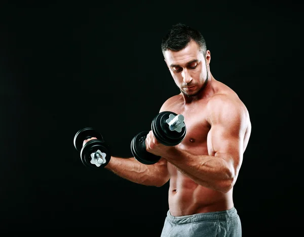 Przystojny mięśni mężczyzna na białym tle — Stockfoto