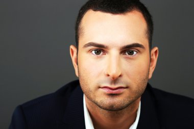 Yakışıklı beyaz adam izole