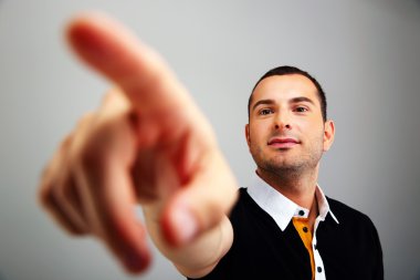 Yakışıklı beyaz adam izole