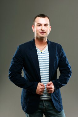 Yakışıklı beyaz adam izole