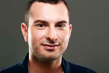 Yakışıklı beyaz adam izole