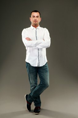 Yakışıklı beyaz adam izole