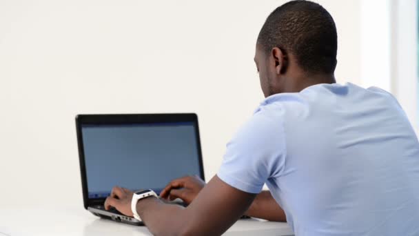 Jovem homem afro-americano usando laptop — Vídeo de Stock