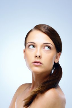 Mavi arka planda soyutlanmış güzel bir kadın.