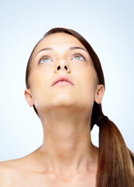 Mavi artalanları izole güzel bir kadın portresi. Spa Konsept.