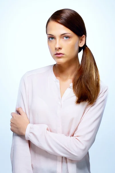 Porträt einer schönen Frau isoliert auf blauem Hintergrund. Spa-Konzept. — Stockfoto