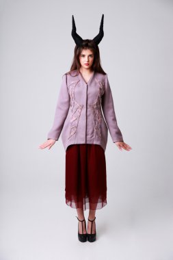 Gri arka plan üzerinde kadın moda