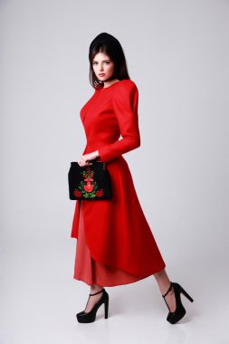 Gri arka plan üzerinde kadın moda