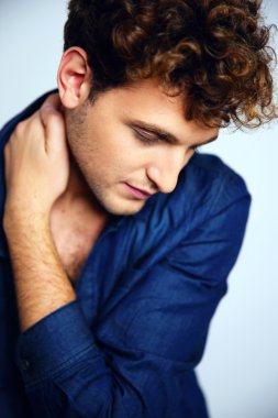 Mavi backgorund kıvırcık saçlı yakışıklı adam
