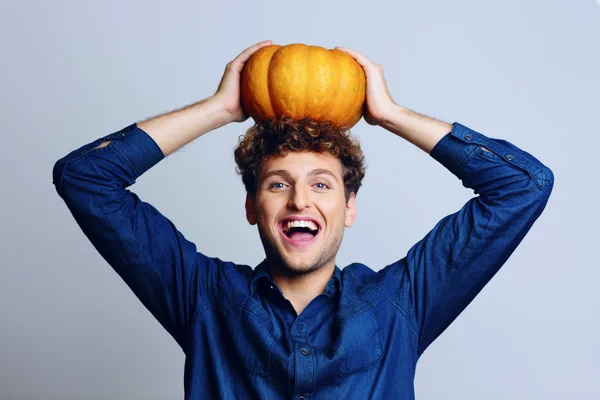 Handsome man with curly hair on blue backgorund — Stock Photo, Image