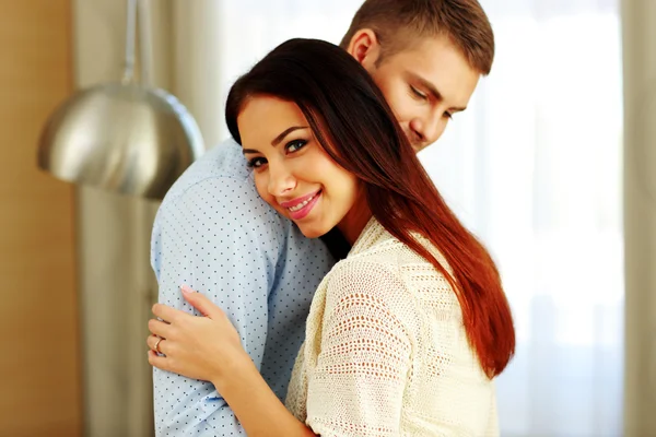 Retrato de una joven pareja hermosa en casa — Foto de Stock