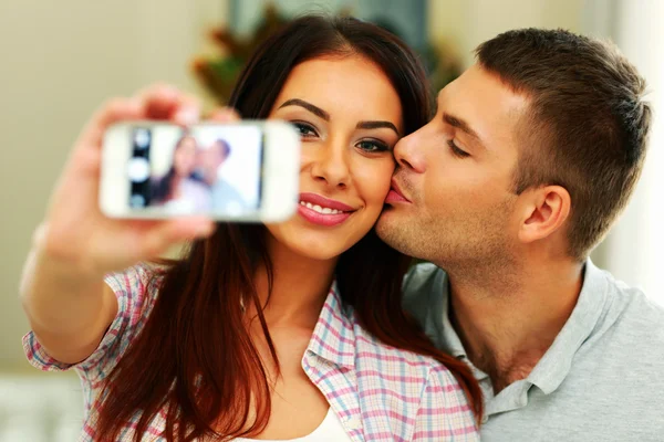 Retrato de una joven pareja hermosa en casa — Foto de Stock