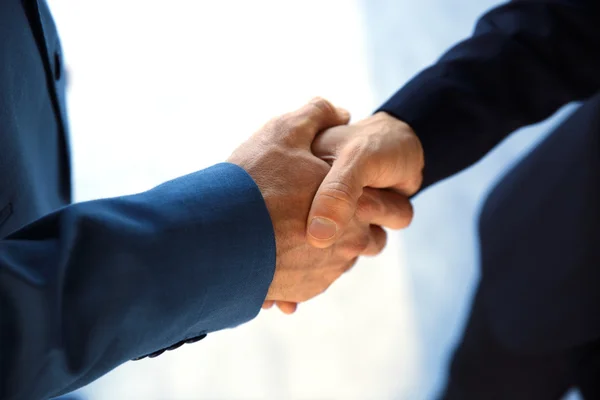 Empresarios trabajando en la oficina — Foto de Stock