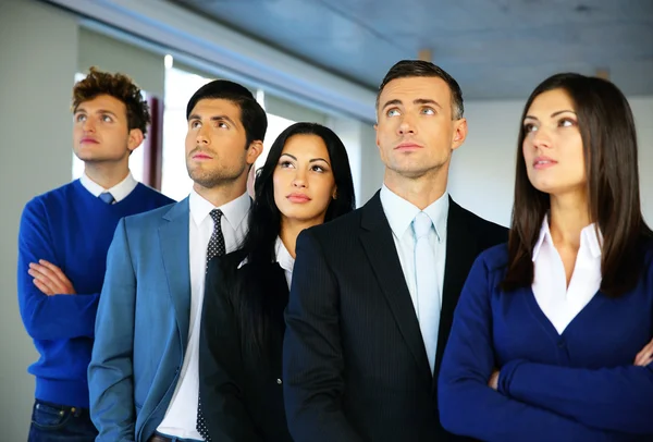 Empresarios trabajando en la oficina — Foto de Stock