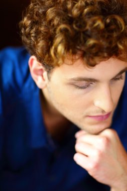 kıvırcık saçlı yakışıklı adam