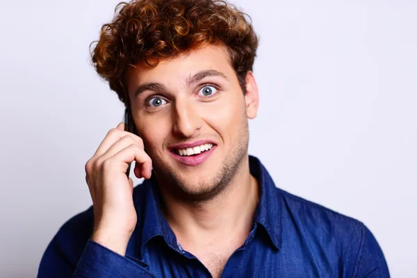 Schöner Mann mit lockigem Haar — Stockfoto