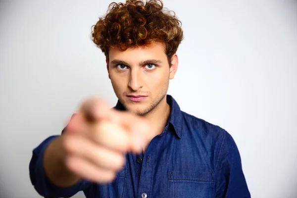 Homem bonito com cabelo encaracolado — Fotografia de Stock