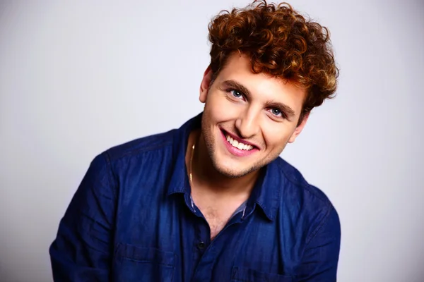 Hombre guapo con el pelo rizado — Foto de Stock